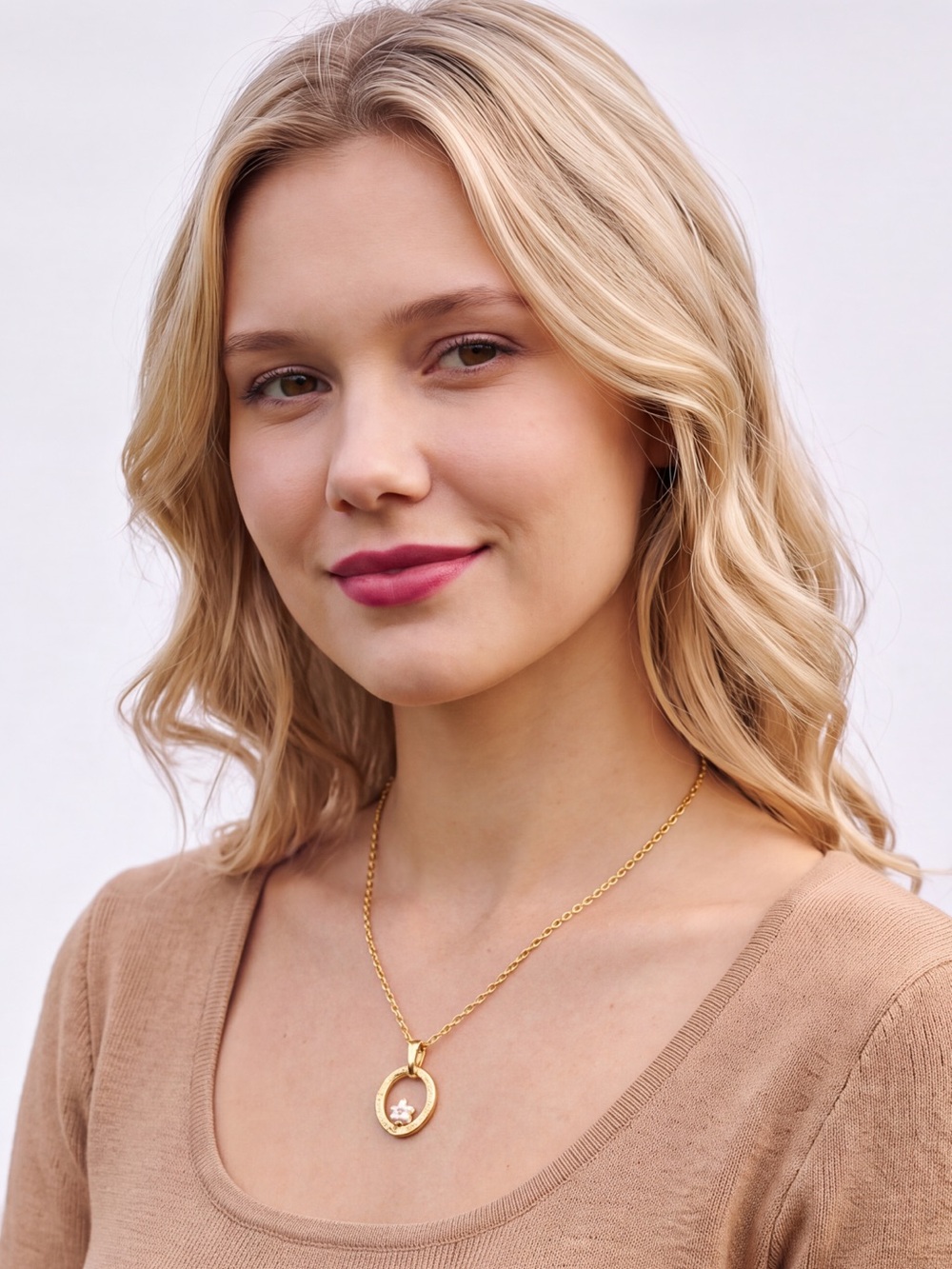 Half United Gold-Tone Circle White Flower Seed Pearl Hammered Circle Necklace - Picture 1 of 5